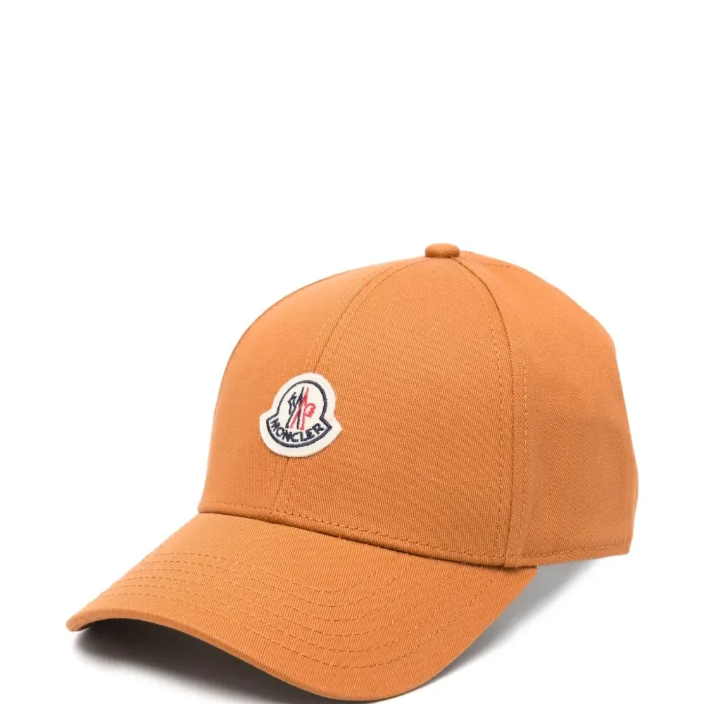 кепка с нашивкой-логотипом