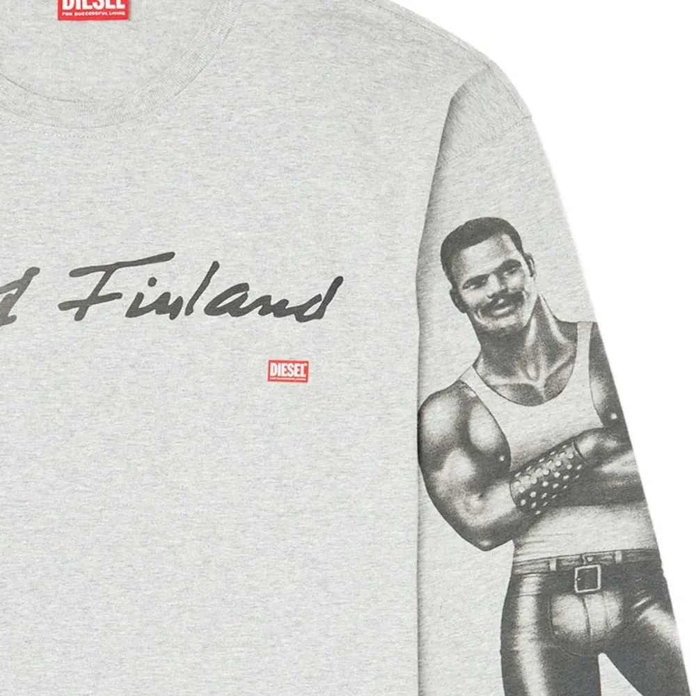 футболка с принтом из коллаборации с Tom of Finland Foundation