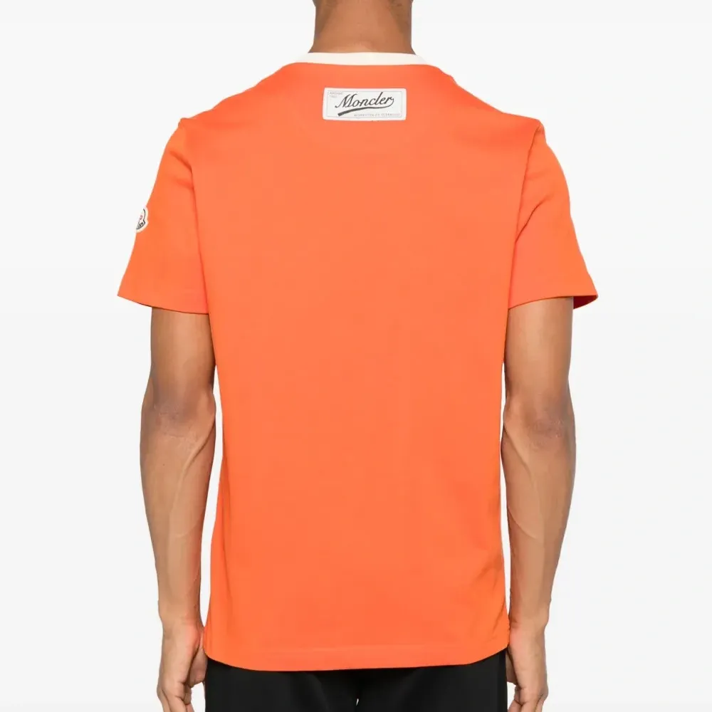 футболка с логотипом