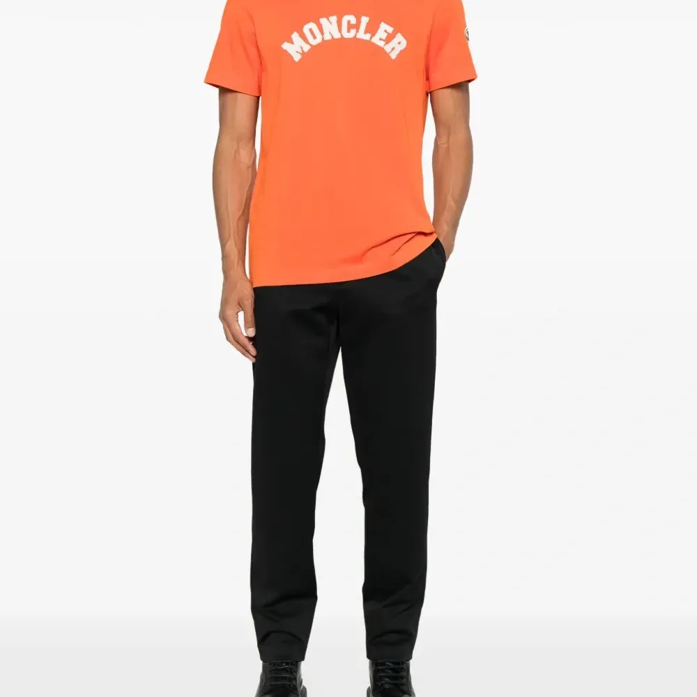 футболка с логотипом