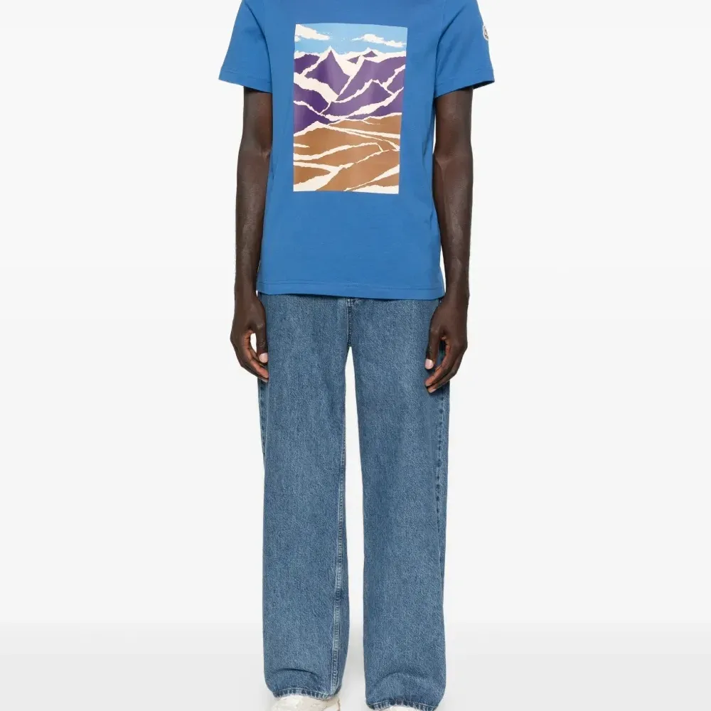 Футболка с графичным принтом Футболка с графичным принтом