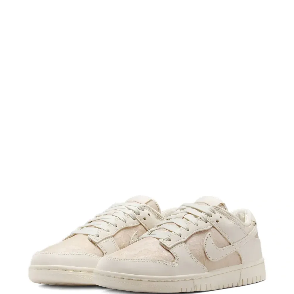 Кроссовки с цветочным кружевом