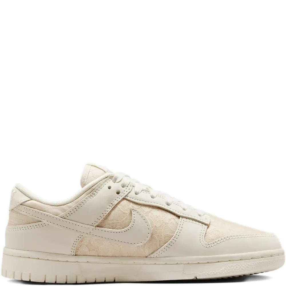 Кроссовки с цветочным кружевом