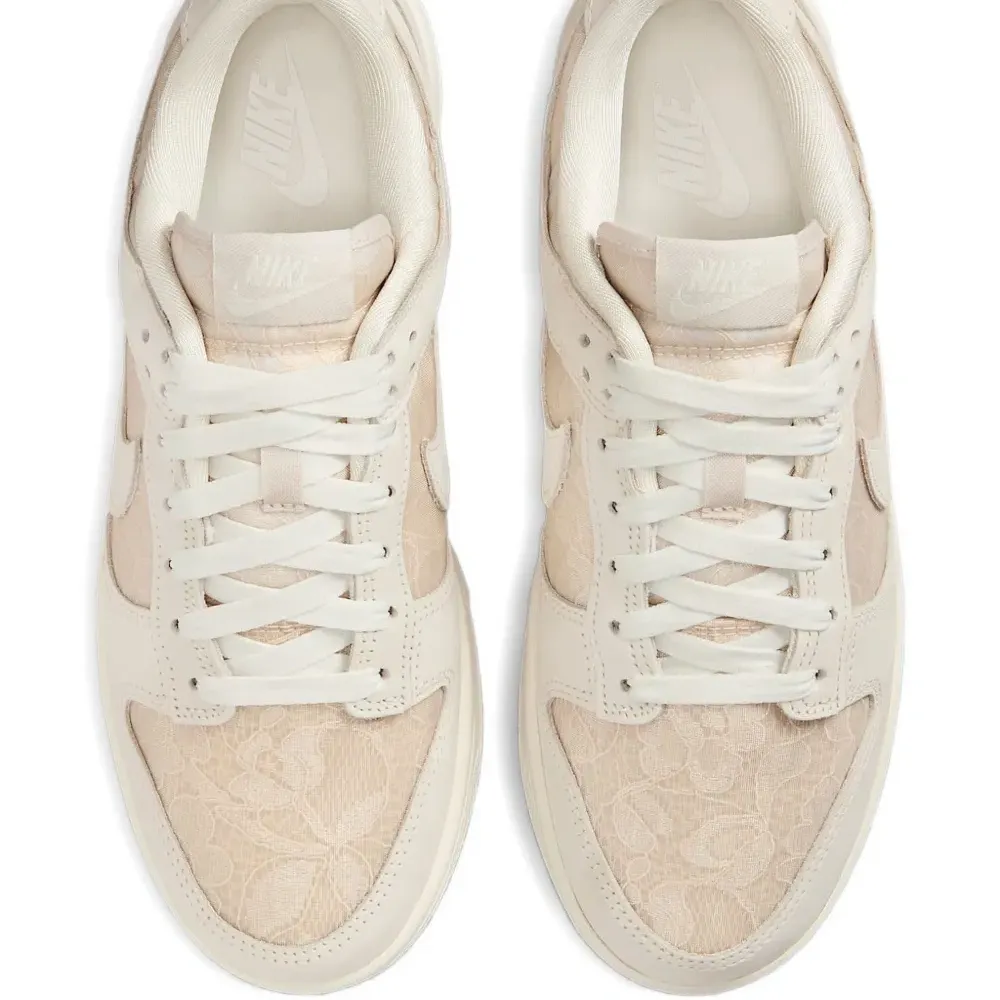 Кроссовки с цветочным кружевом