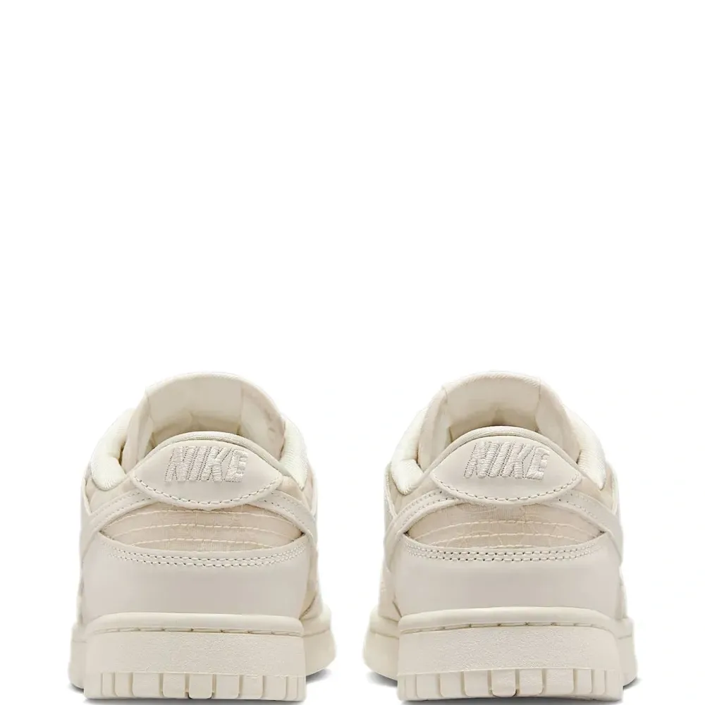 Кроссовки с цветочным кружевом