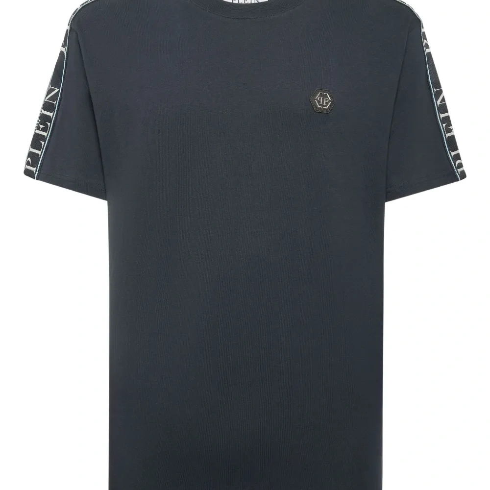 футболка с логотипом