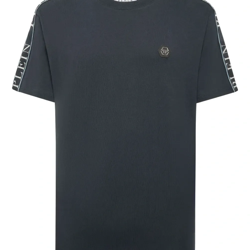 футболка с логотипом