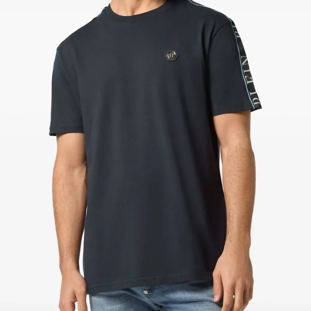 футболка с логотипом