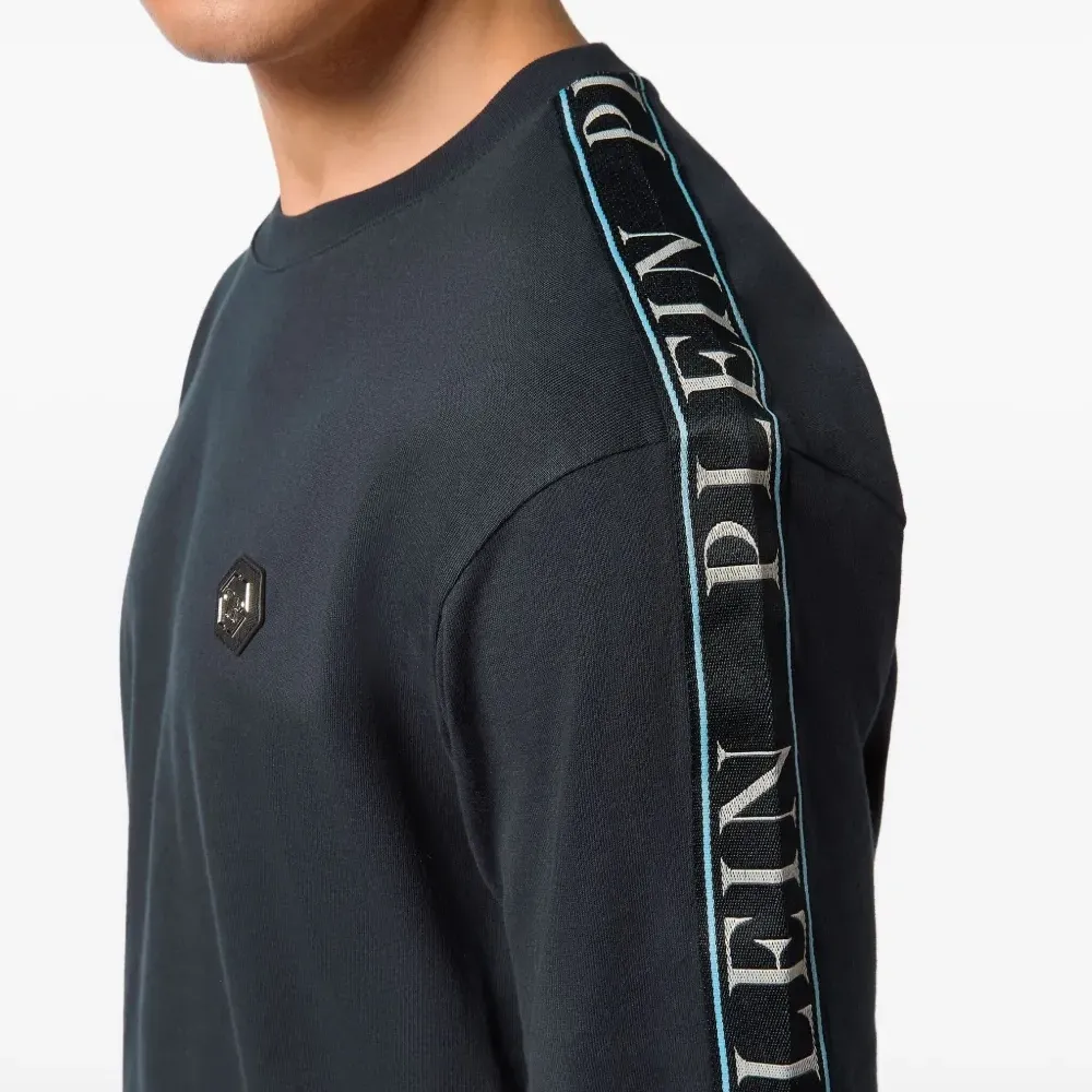 футболка с логотипом