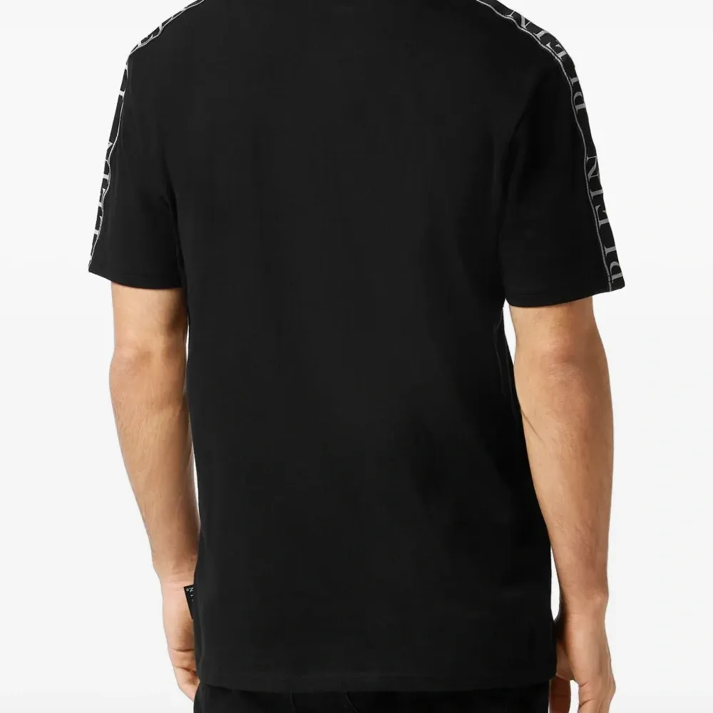 футболка с логотипом