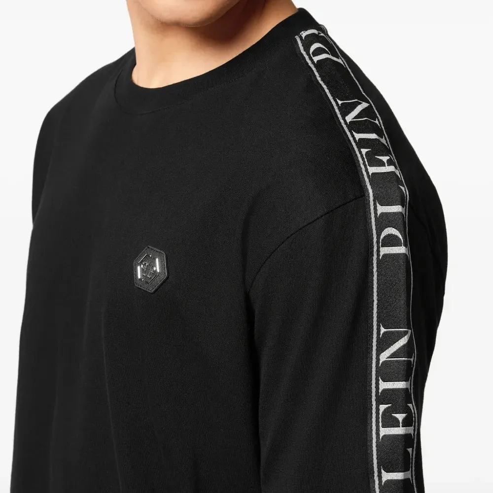 футболка с логотипом