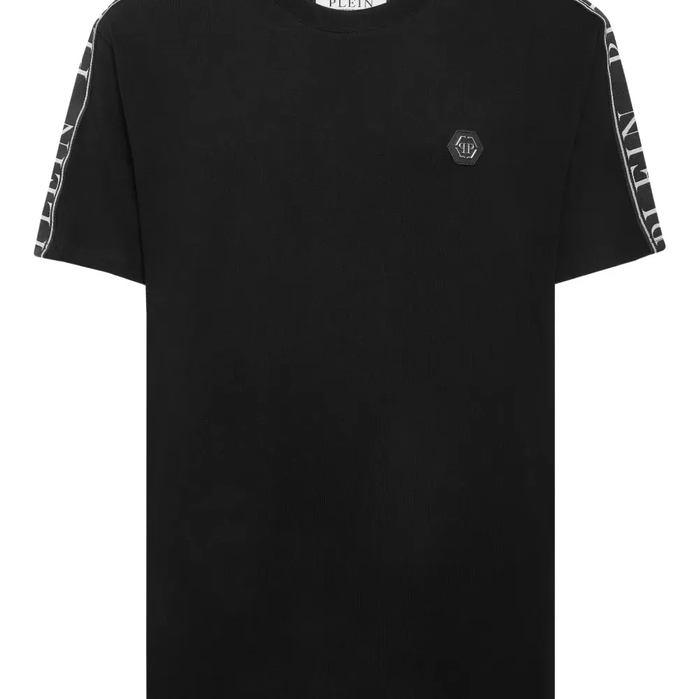 футболка с логотипом