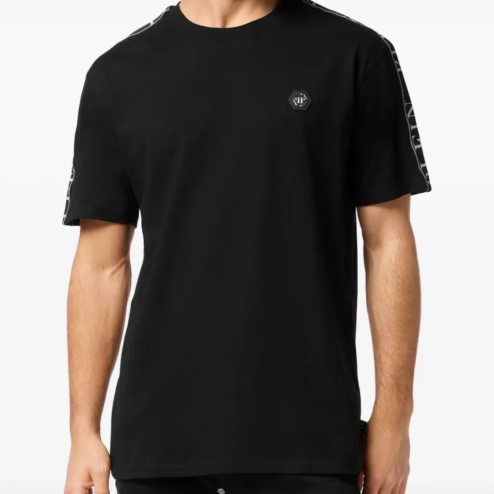 футболка с логотипом