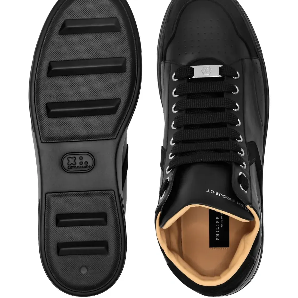 Кроссовки с нашивкой-логотипом