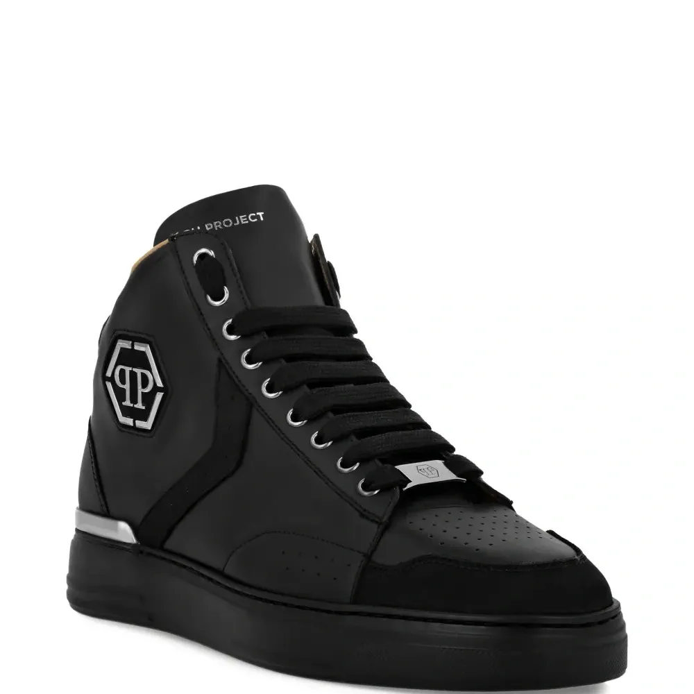 Кроссовки с нашивкой-логотипом