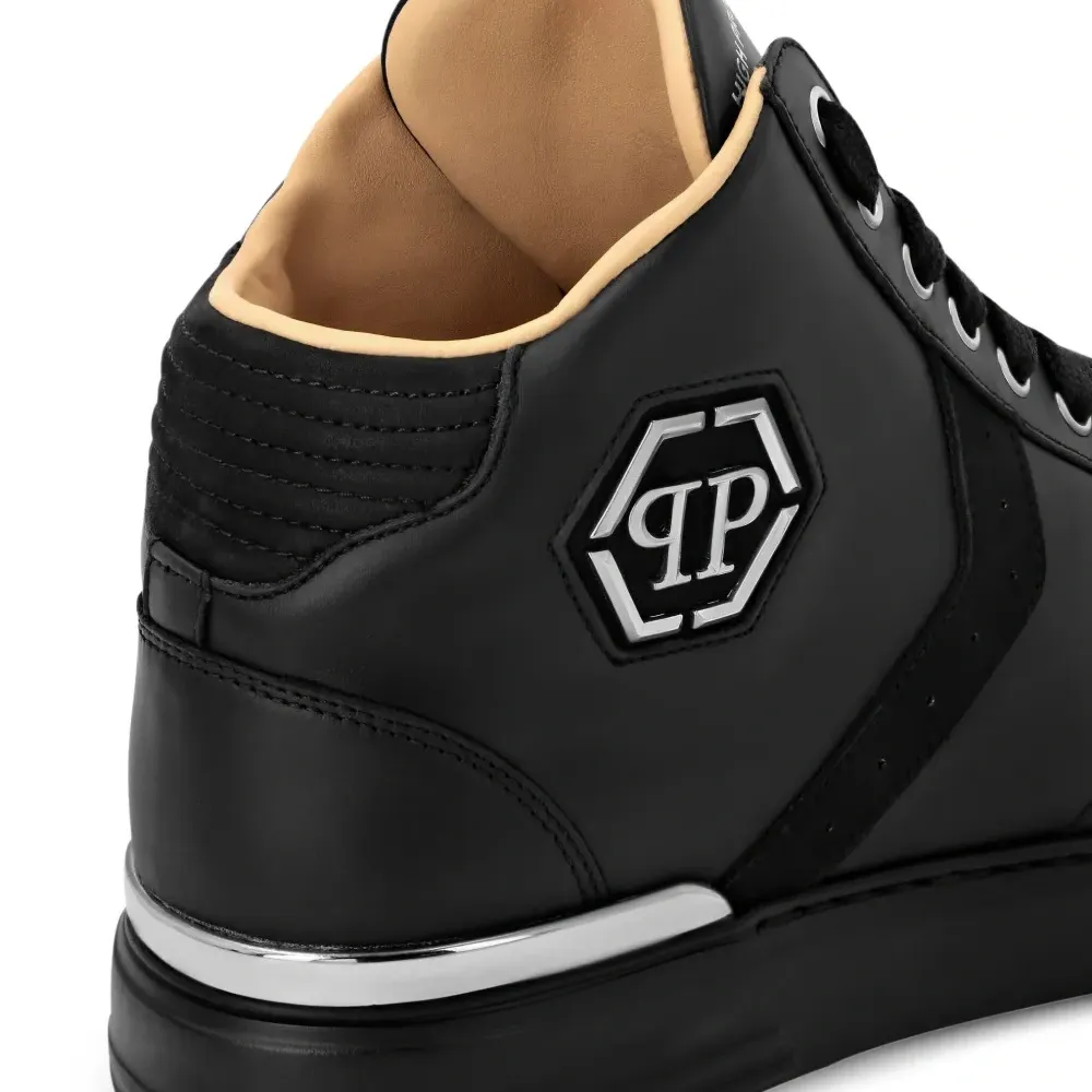 Кроссовки с нашивкой-логотипом