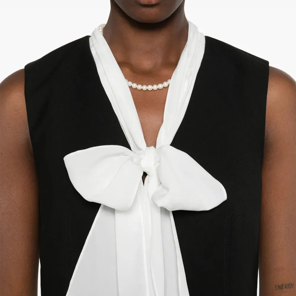 блузка с V-образным вырезом блузка с V-образным вырезом