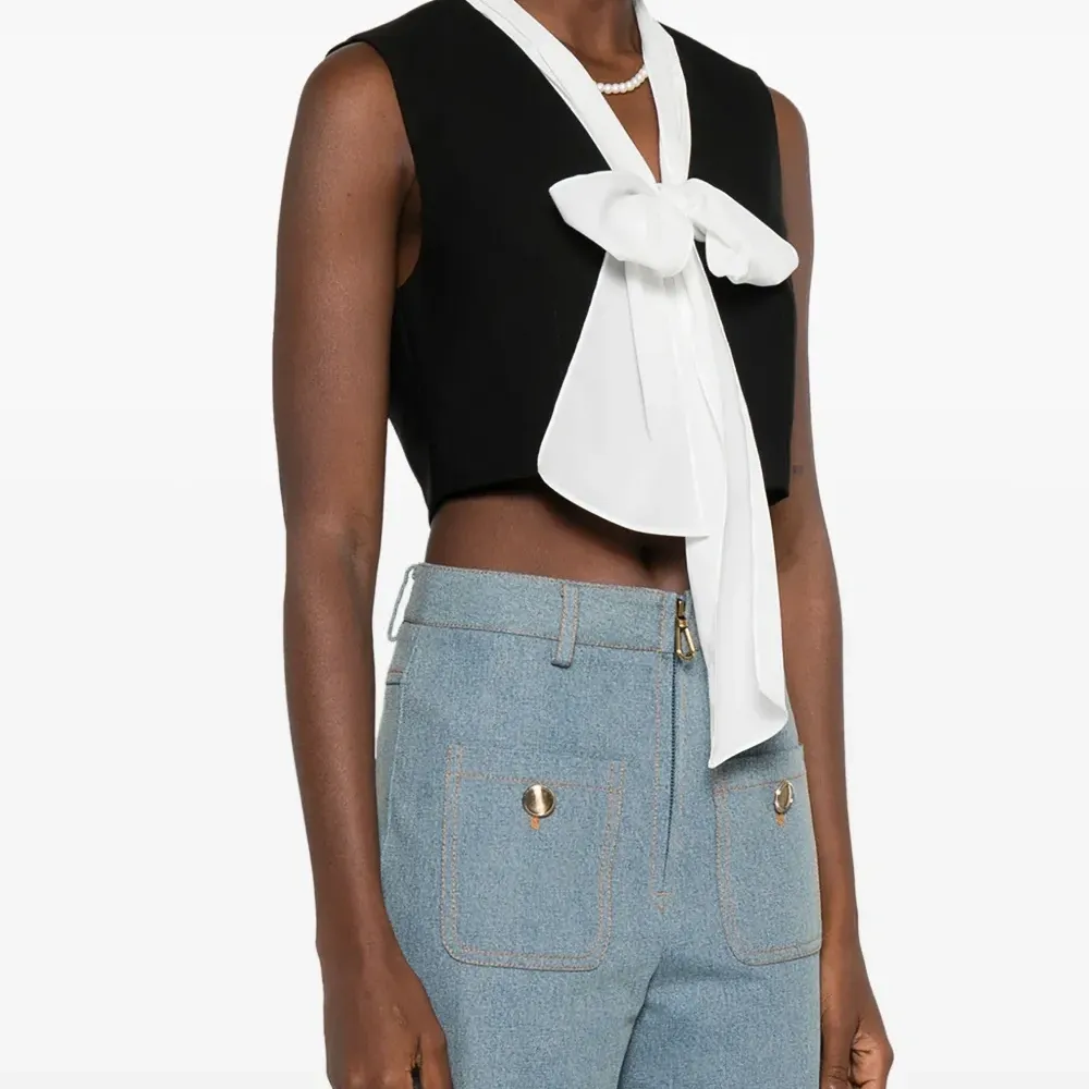 блузка с V-образным вырезом блузка с V-образным вырезом