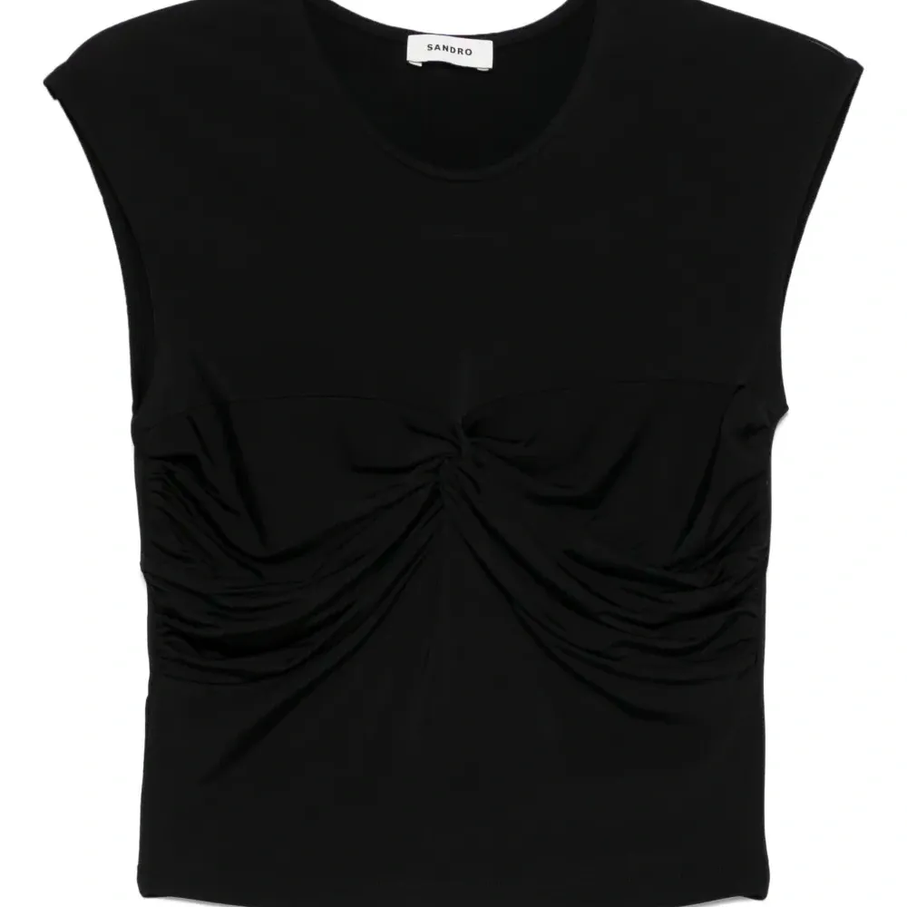 топ с перекрученной деталью