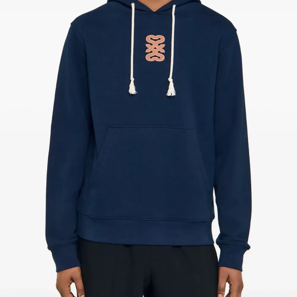 худи с нашивкой