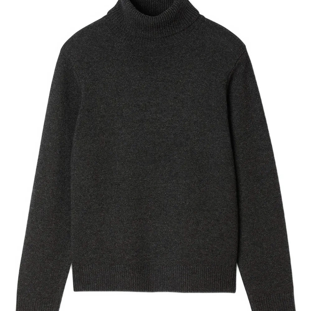 Свитер в рубчик с высоким воротником