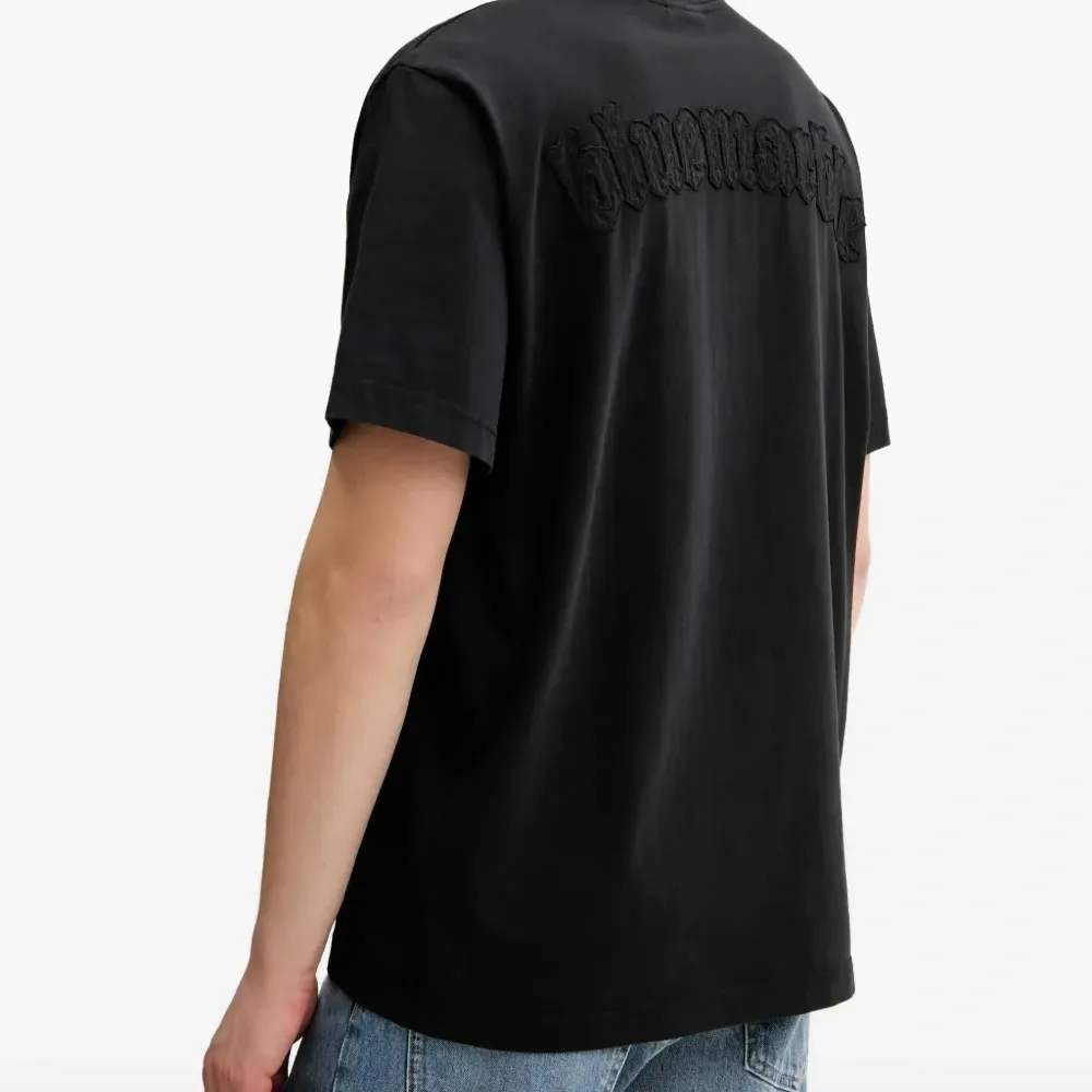 футболка с вышитым логотипом