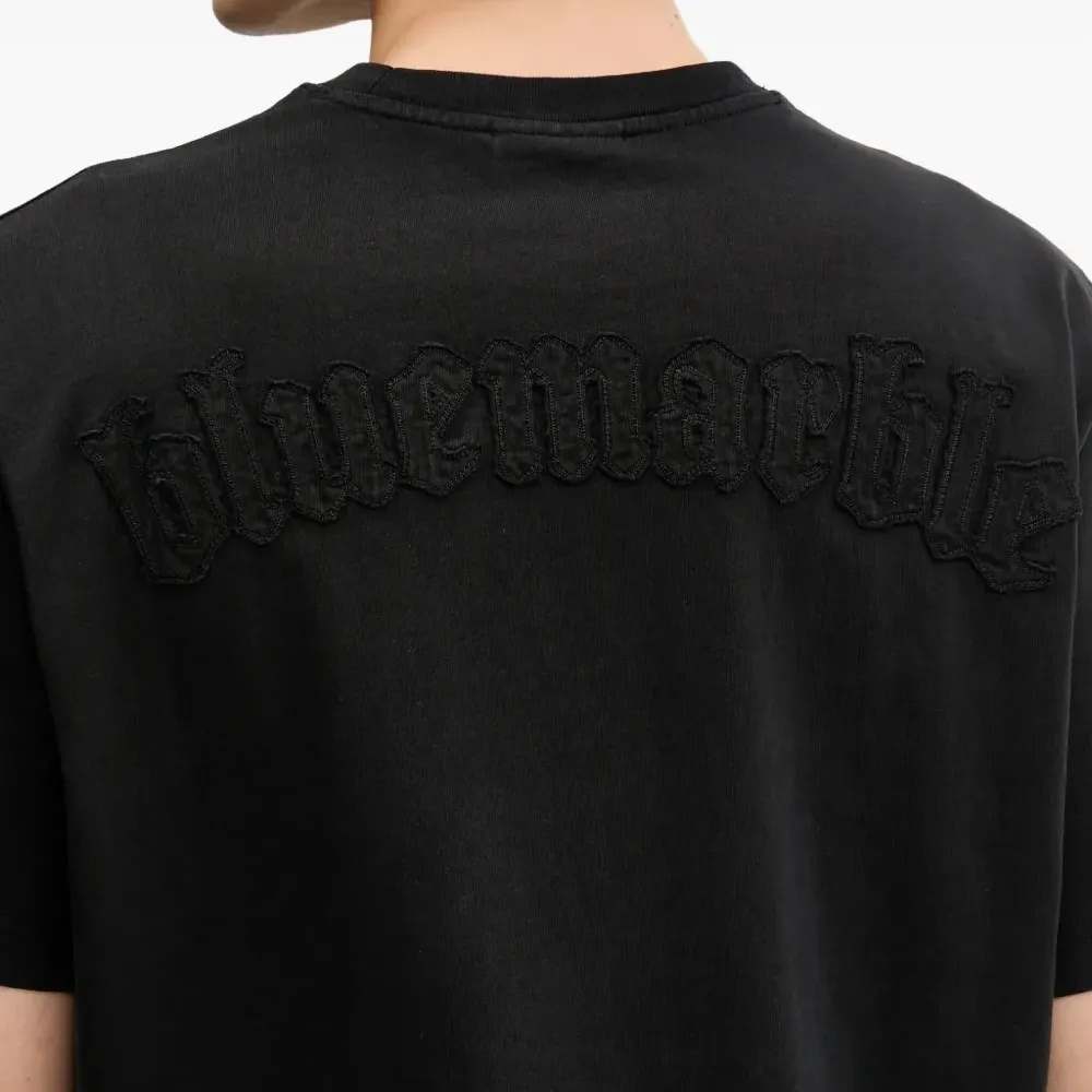 футболка с вышитым логотипом