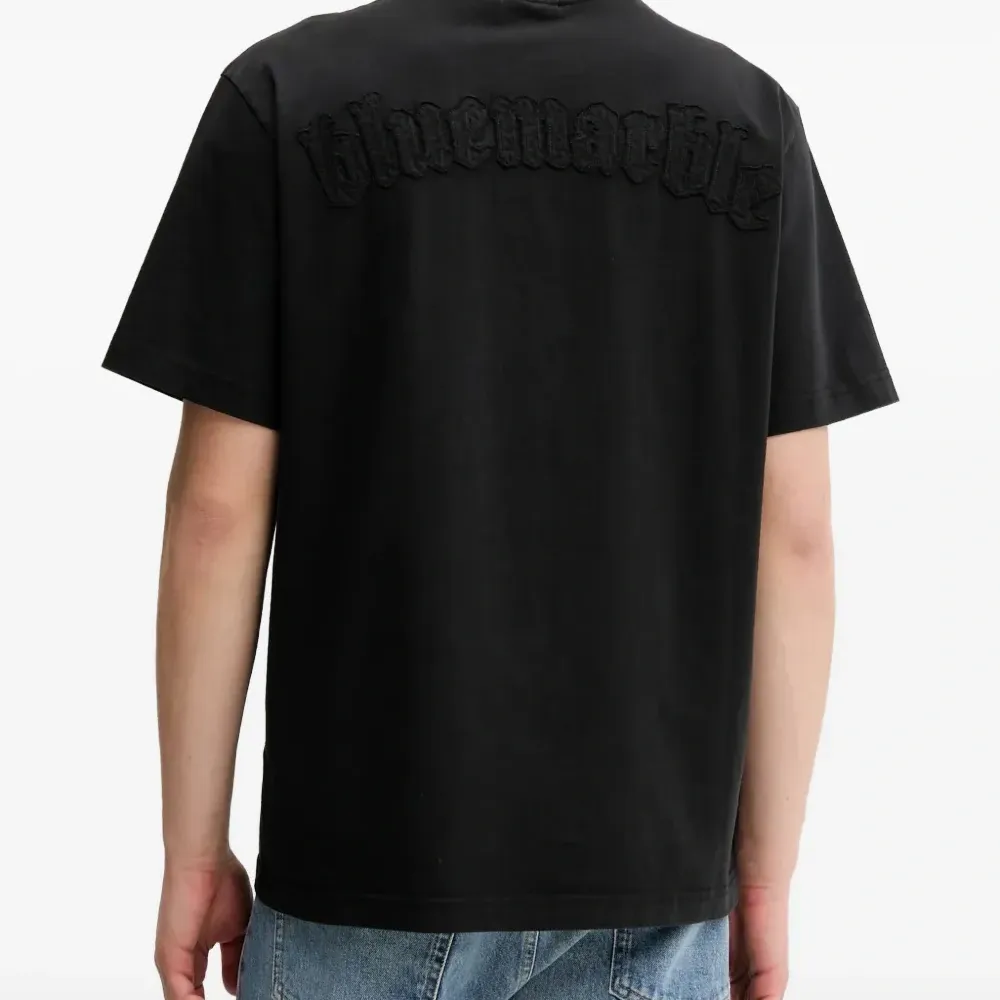 футболка с вышитым логотипом