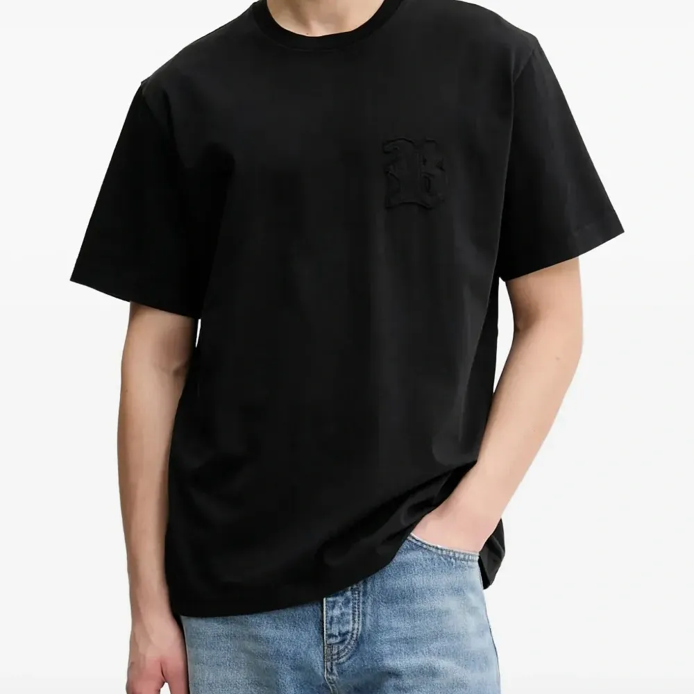 футболка с вышитым логотипом