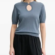 Свитер с короткими рукавами и вырезом