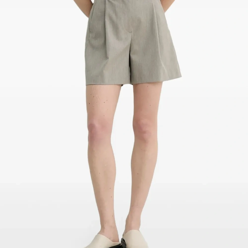 Шорты с потайной застежкой и складками