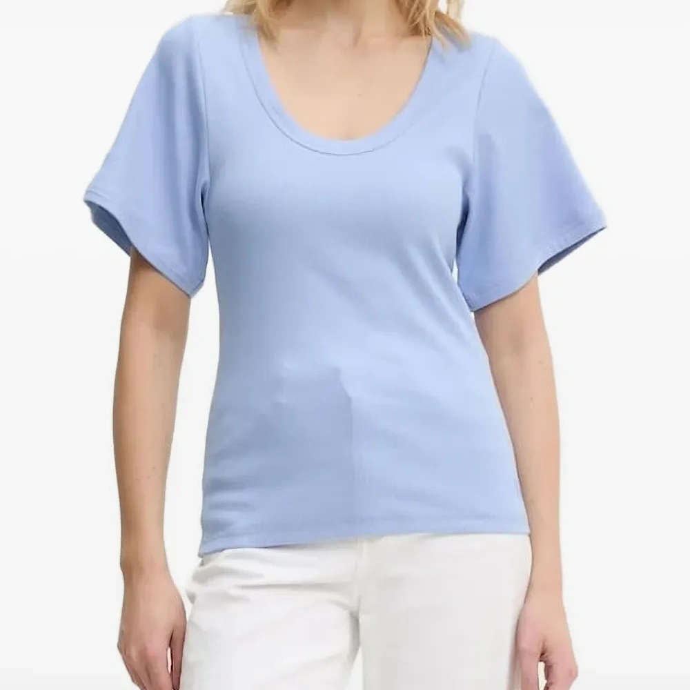 Футболка с U-образным вырезом