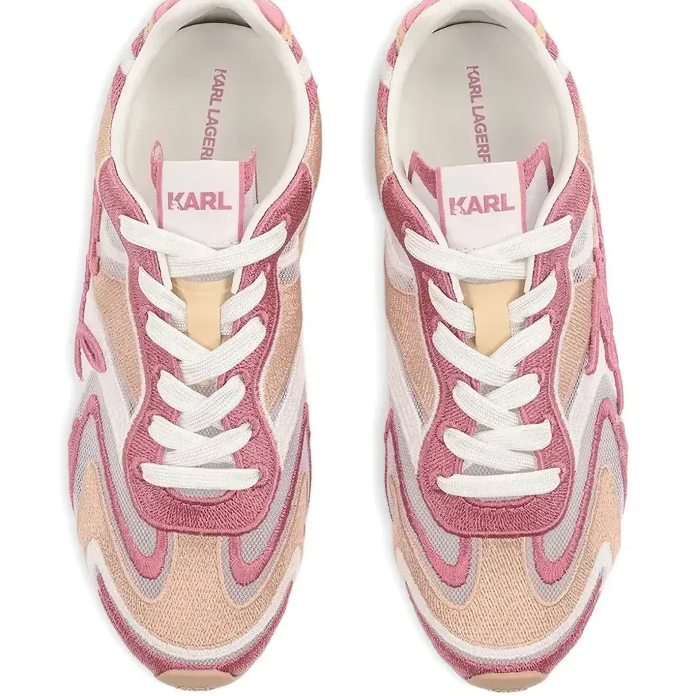 Кроссовки на шнуровке