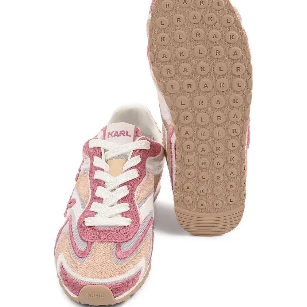 Кроссовки на шнуровке