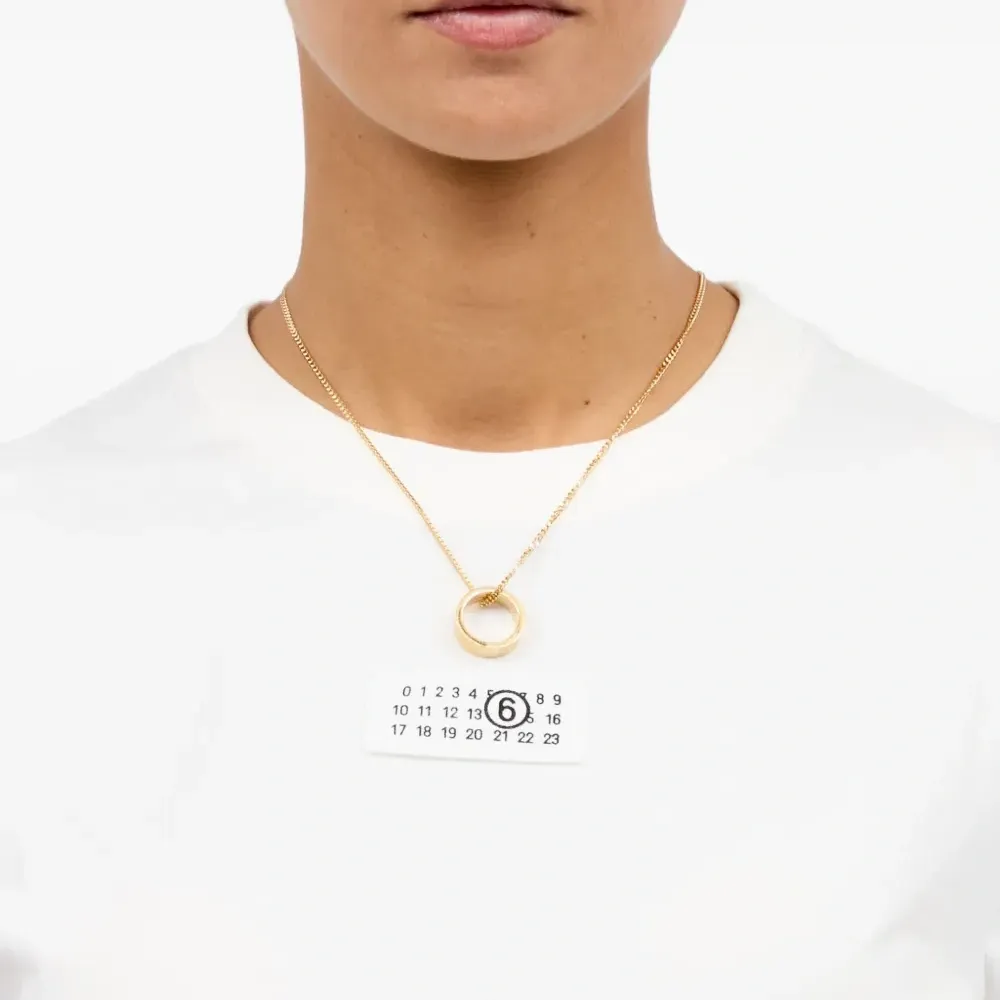 колье с подвеской-логотипом