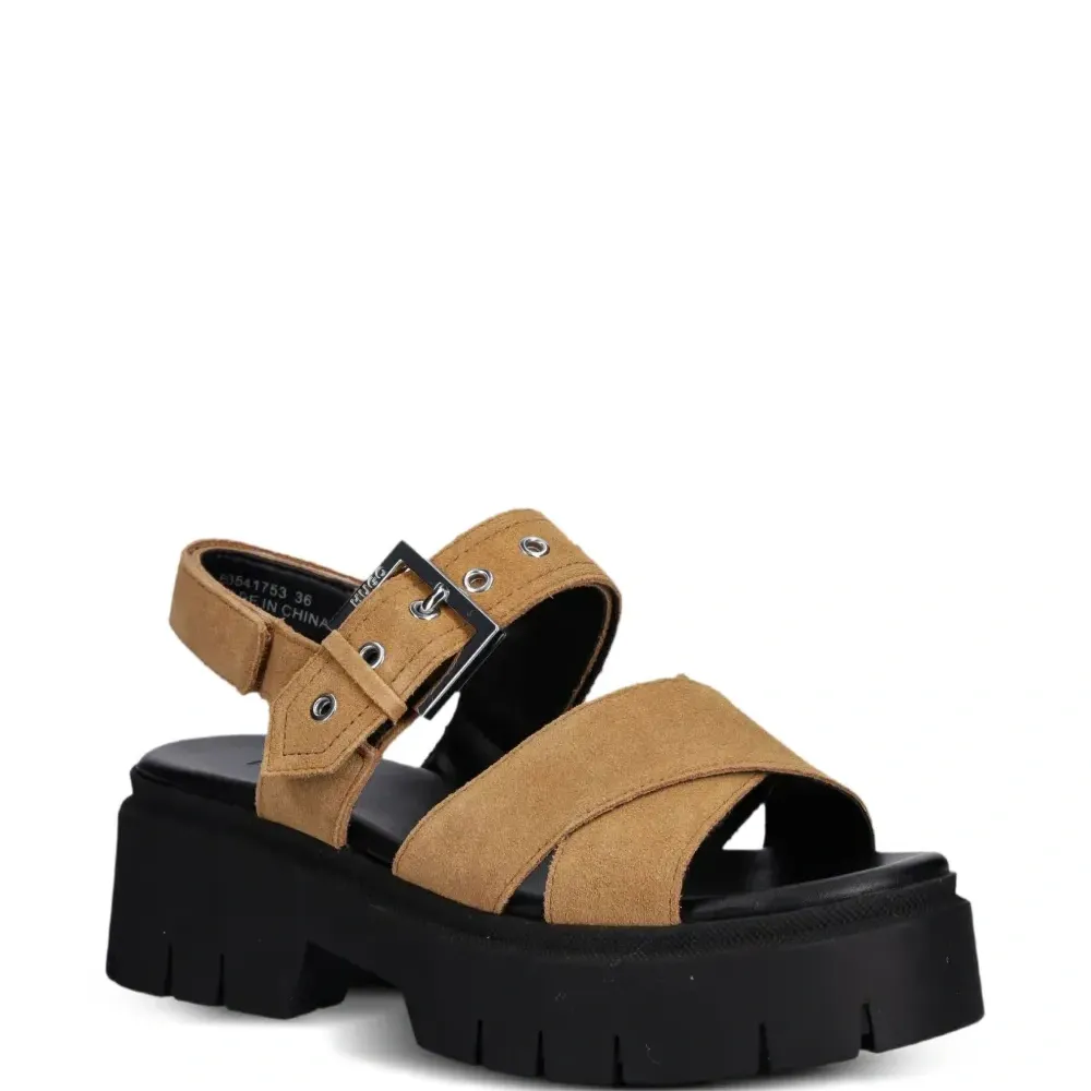 Сандалии с пряжками