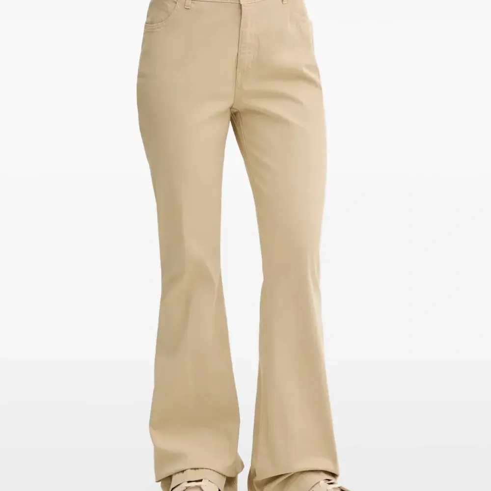 Расклешенные джинсы