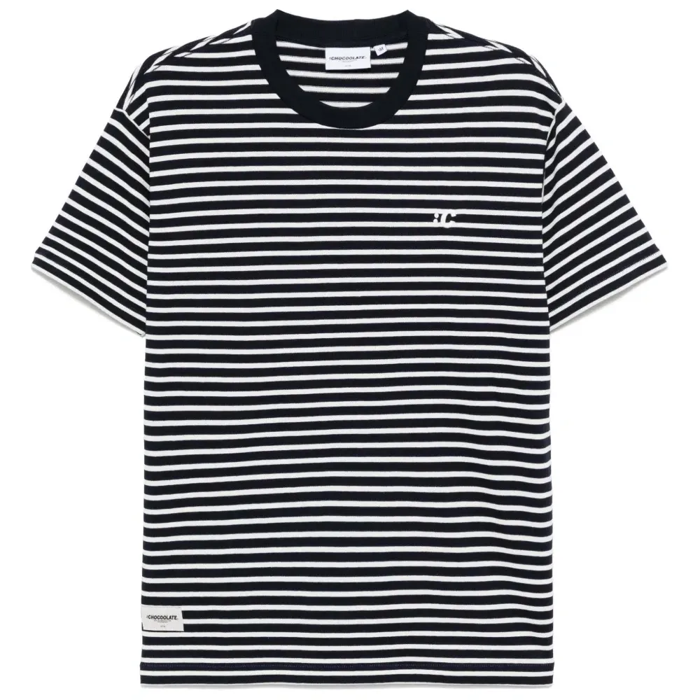 футболка с вышитым логотипом