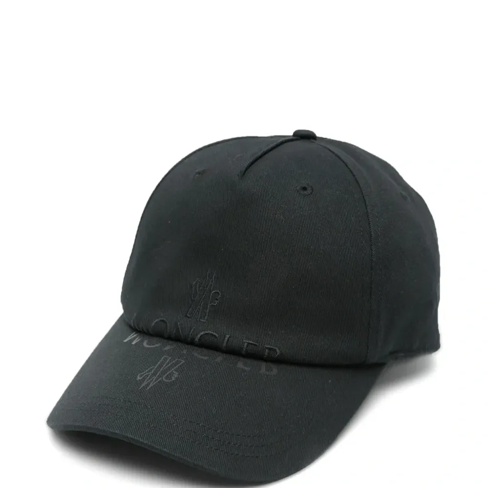 Бейсболка с вышитым логотипом