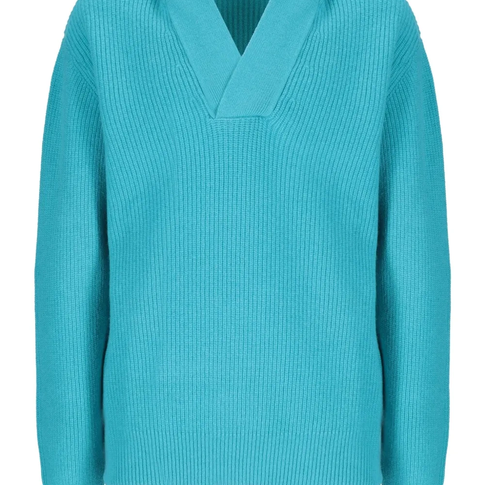 Свитер в рубчик с капюшоном