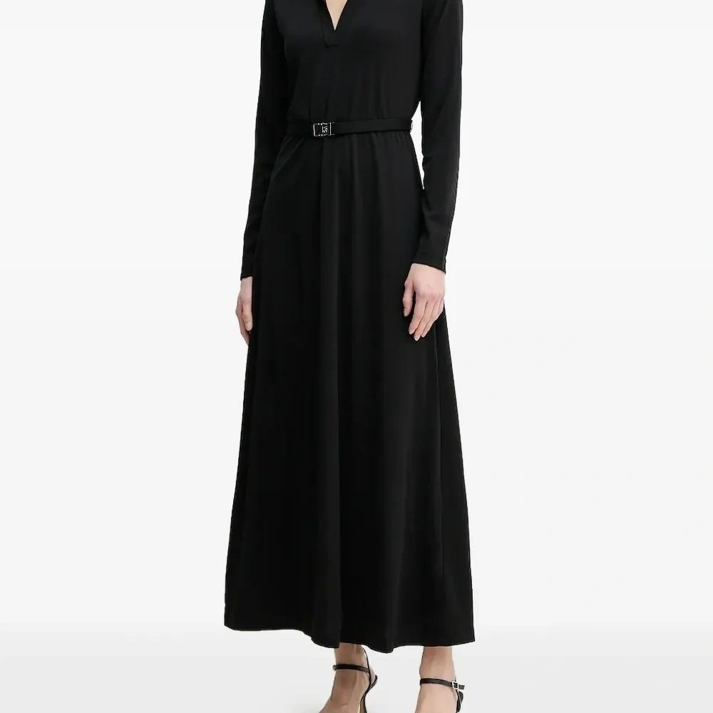 Платье с длинными рукавами и поясом