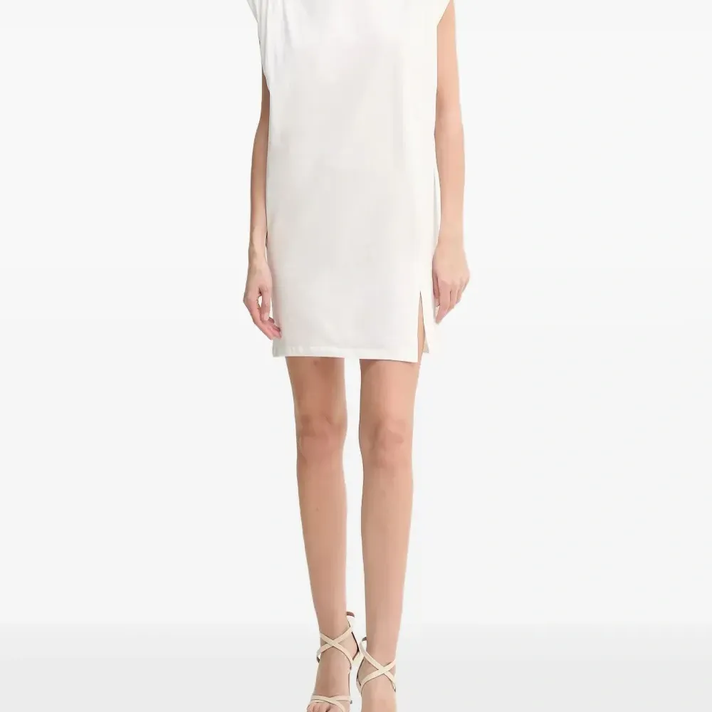 Платье с объемными плечами