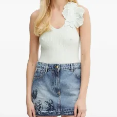 Топ в рубчик с цветочной аппликацией Топ в рубчик с цветочной аппликацией