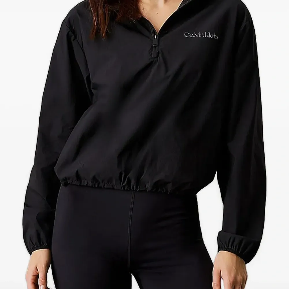 Худи с нашивкой-логотипом