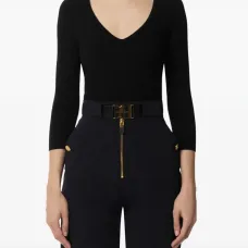 свитер в рубчик с V-образным вырезом