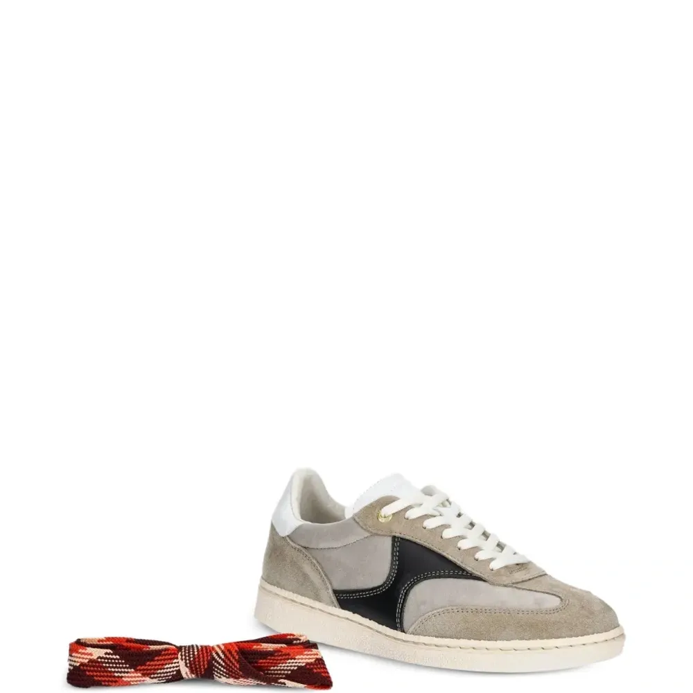 Кроссовки на шнуровке