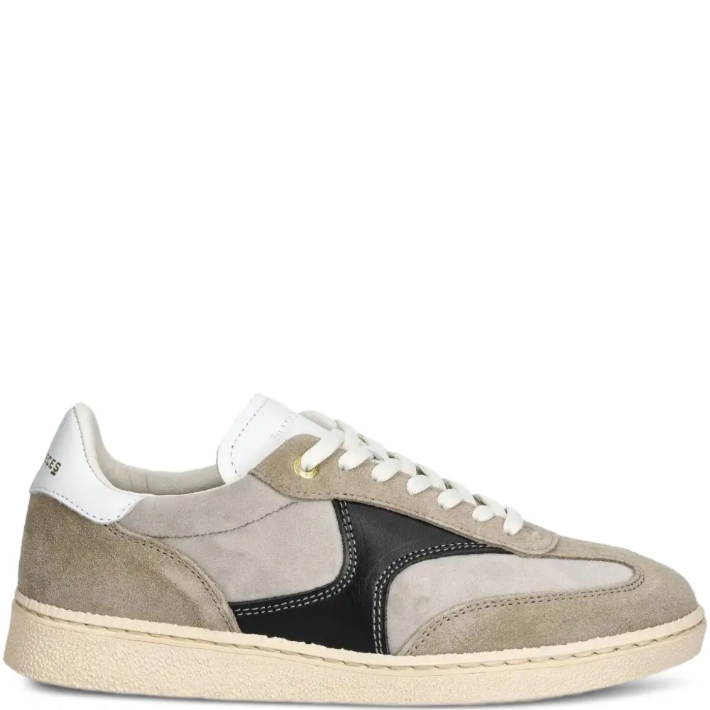 Кроссовки на шнуровке