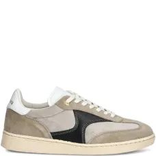 Кроссовки на шнуровке