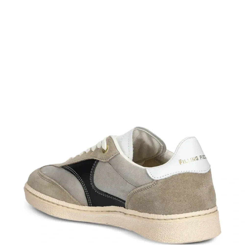 Кроссовки на шнуровке