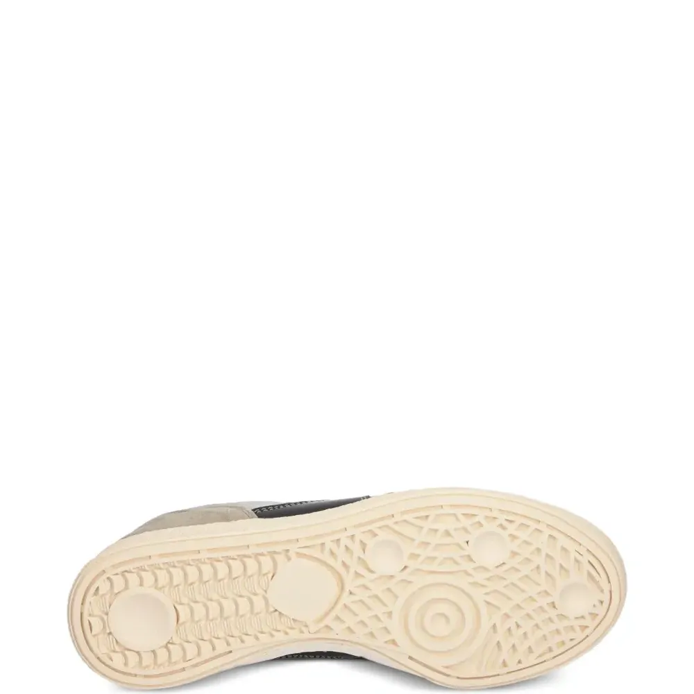 Кроссовки на шнуровке